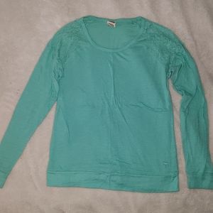 Lace shoulder long sleeve tee